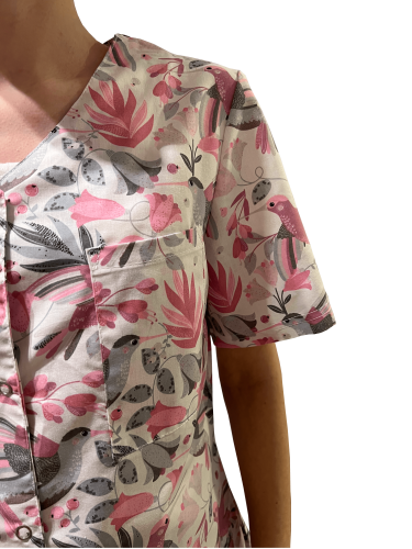 Fartuch medyczny - bluza medyczna w wzorki szare i różowe kolibry na białym tle